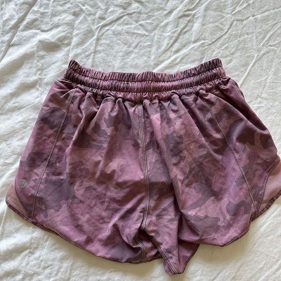 lululemon athletica hotty hot Women's Pink Camo Shorts - Picture 2 of 6